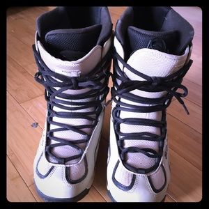 Womens K2 snowboard boots w Burton straps